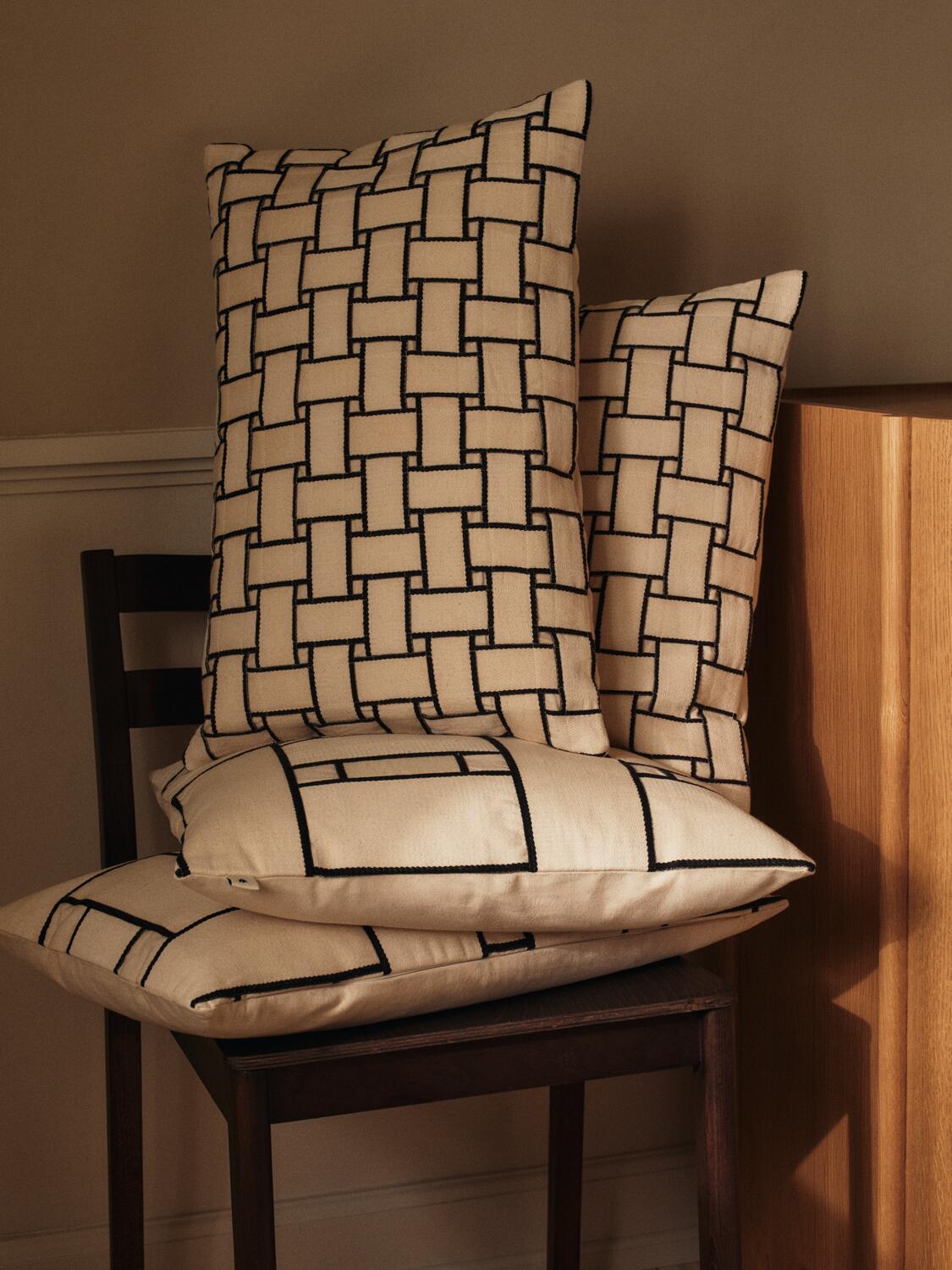 Lattice Offset pyntepude, 60x40 cm - Off-white/Black